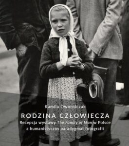 Okładka: Rodzina człowiecza. Recepcja wystawy "The Family of Man" w Polsce a humanistyczny paradygmat fotografii