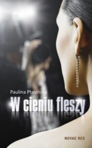 Okładka: W cieniu fleszy
