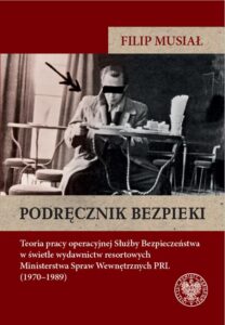 Okładka: Podręcznik bezpieki.Teoria pracy operacyjnej Służby Bezpieczeństwa w świetle wydawnictw resortowych Ministerstwa Spraw Wewnętrznych PRL (1970–1989)