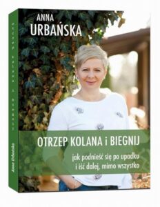 Okładka: Otrzep kolana i biegnij. Jak podnieść się po upadku i iść dalej, mimo wszystko.