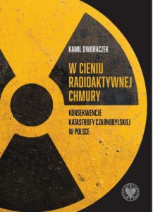 Okładka: W cieniu radioaktywnej chmury. Konsekwencje katastrofy czarnobylskiej w Polsce