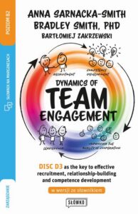 Okładka: Dynamics of Team Engagement: DISC D3 as the key to effective recruitment, relationship-building and competence development w wersji ze słownikiem