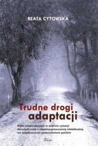Okładka: Trudne drogi adaptacji. Wątki emancypacyjne w analizie sytuacji dorosłych osób z niepełnosprawnością intelektualną we współc