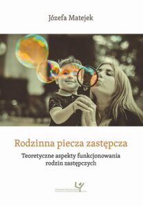 Okładka: Rodzinna piecza zastępcza. Teoretyczne aspekty funkcjonowania rodzin zastępczych