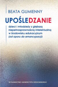 Okładka: Upośledzanie dzieci i młodzieży z głębszą niepełnosprawnością intelektualną w środowisku edukacyjnym (od oporu do emancypacji)