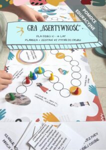 Okładka: Gra planszowa "Asertywność" dla dzieci 10-14 lat (do druku). Pomoc edukacyjna