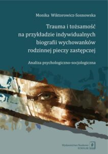 Okładka: Trauma i tożsamość na przykładzie indywidualnych biografii wychowanków rodzinnej pieczy zastępczej. Analiza psychologiczno-socjologiczna