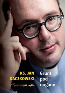 Okładka: Grunt pod nogami. Ksiądz Jan Kaczkowski nieco poważniej niż zwykle