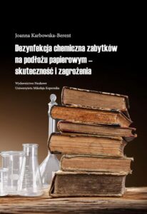 Okładka: Dezynfekcja chemiczna zabytków na podłożu papierowym - skuteczność i zagrożenia