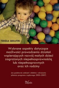 Okładka: Wybrane aspekty dotyczące możliwości prowadzenia działań wspierających rozwój małych dzieci zagrożonych niepełnosprawnością lub niepełnosprawnych oraz ich rodziny